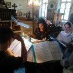 Молодежный хор на клиросе во время праздничной Литургии (07.07.2021)