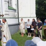 Настоятель храма Рождества Иоанна Предтечи в г. Тапа иер. Вадим Годунов читает Евангелие во время крестного хода (07.07.2021)