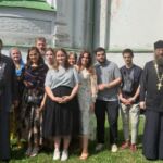 Общее фото незадолго до отъезда домой. иер Вадим Годунов (слева), певчие молодежного хора, иер. Виктор Мельник, иер. Владимир Холод